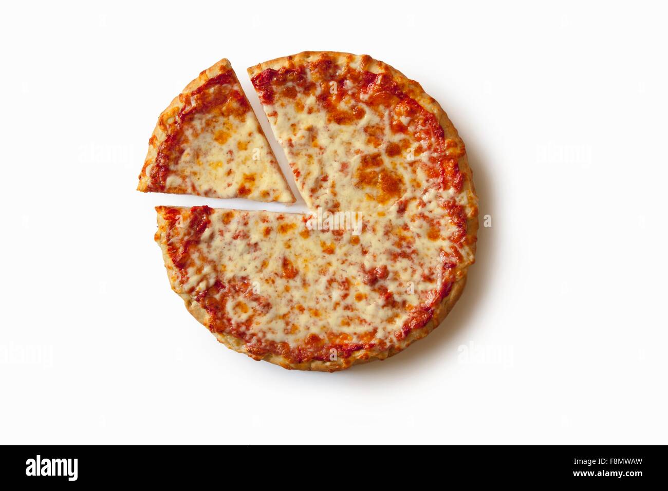 Plain pizza al formaggio con una sezione rimossa; su uno sfondo bianco dal di sopra Foto Stock