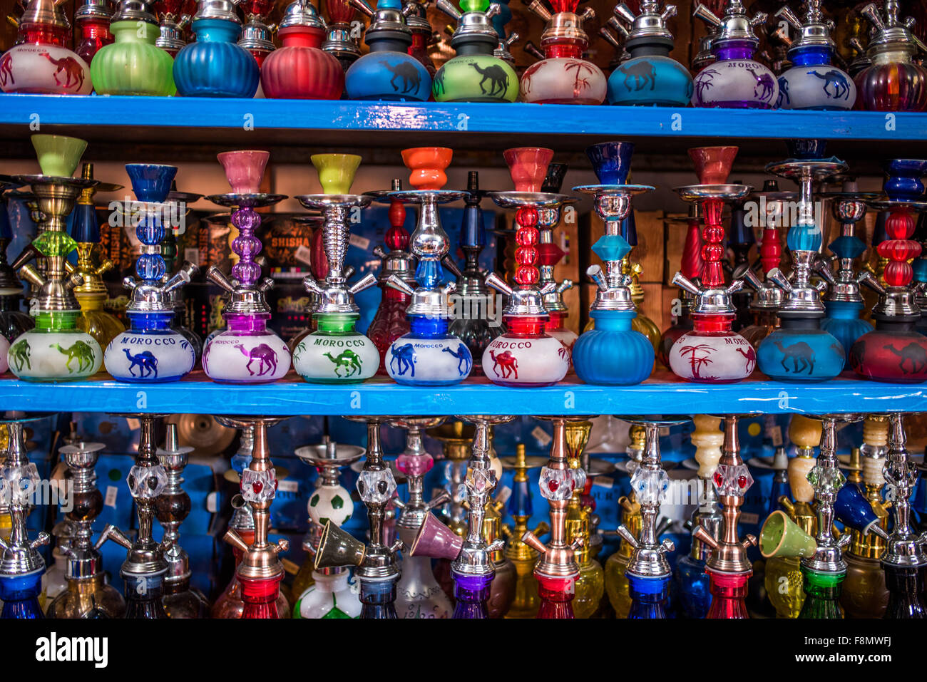 Colorate acqua shisha tubi per la vendita nel souk di Marrakech Foto Stock
