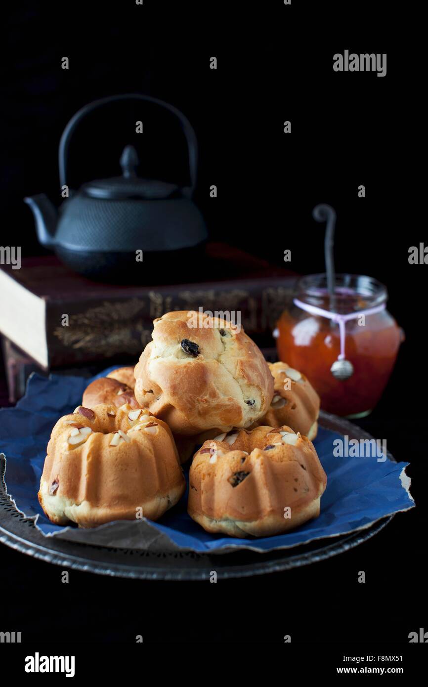 Un piatto di tè torta con un vasetto di marmellata in background Foto Stock