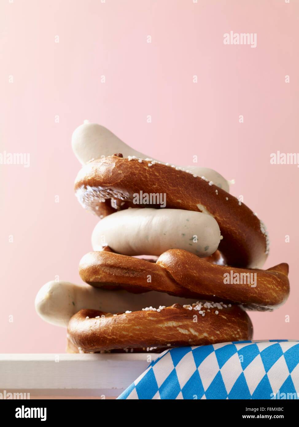 Una pila di salatini e salsicce bianche Foto Stock