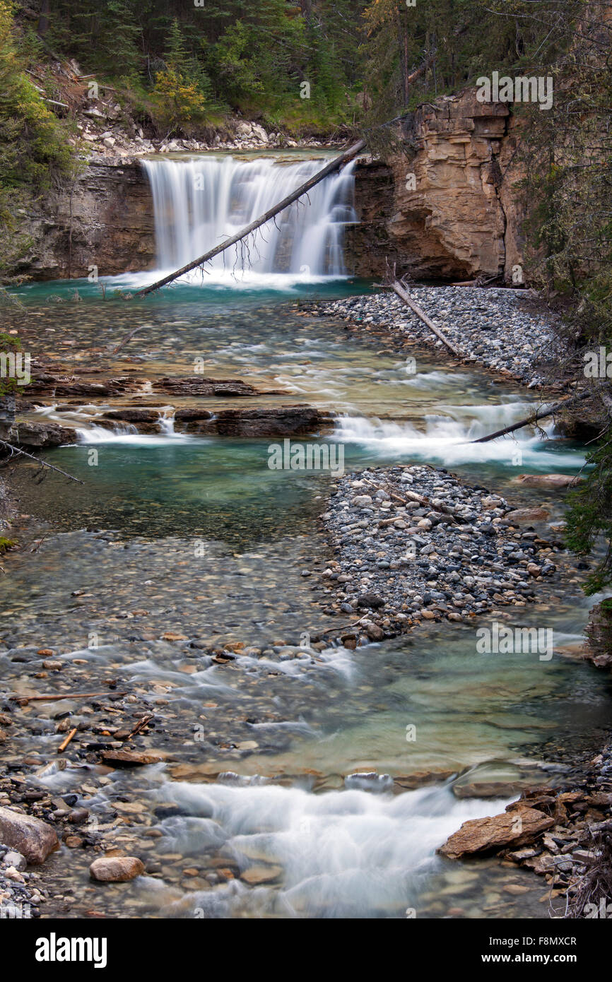 La cascata nel Canyon Johnston, il Parco Nazionale di Banff, Alberta, montagne rocciose, Canada Foto Stock