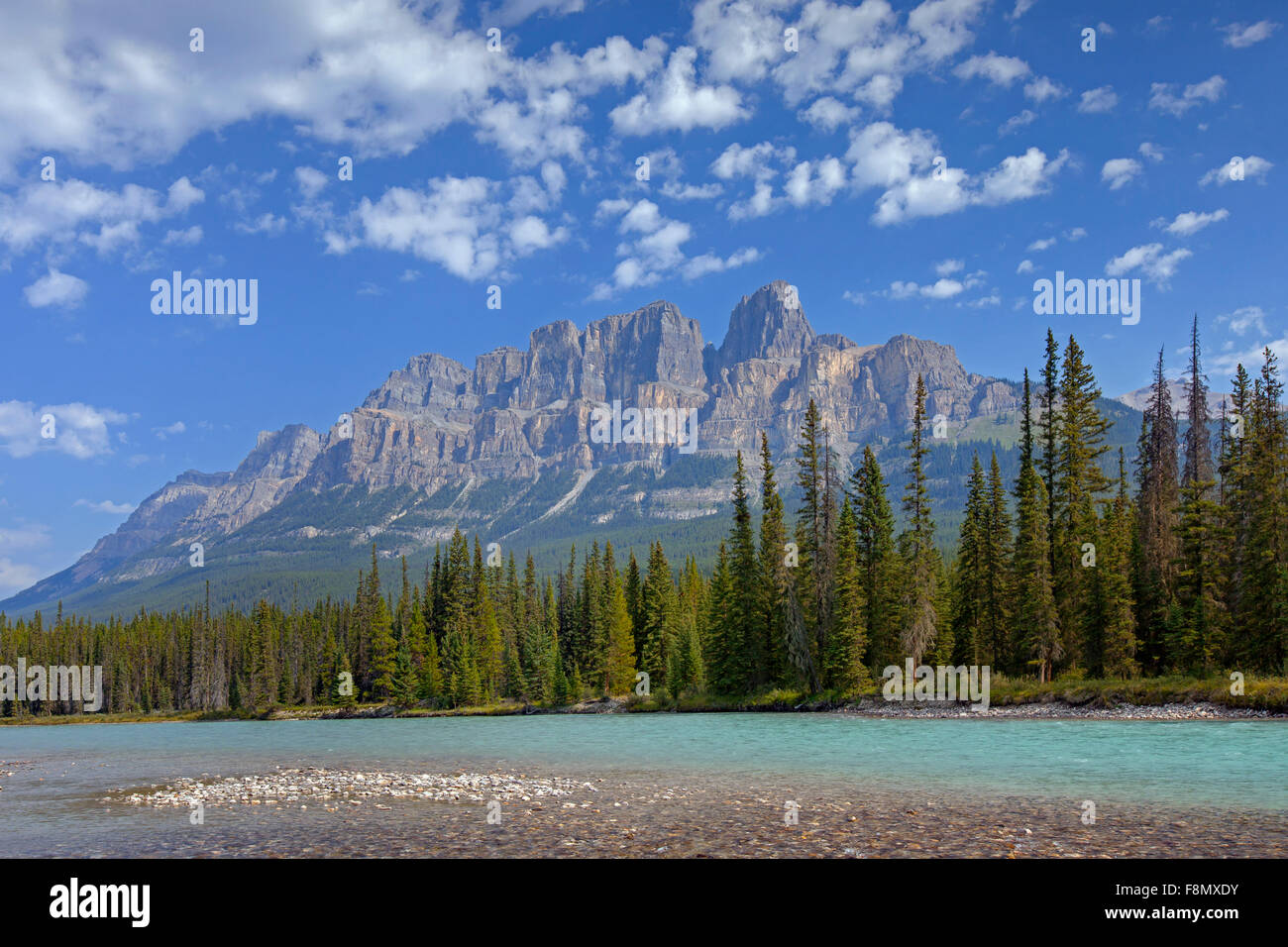 Castle Mountain e il Fiume Bow, il Parco Nazionale di Banff, Alberta, montagne rocciose, Canada Foto Stock