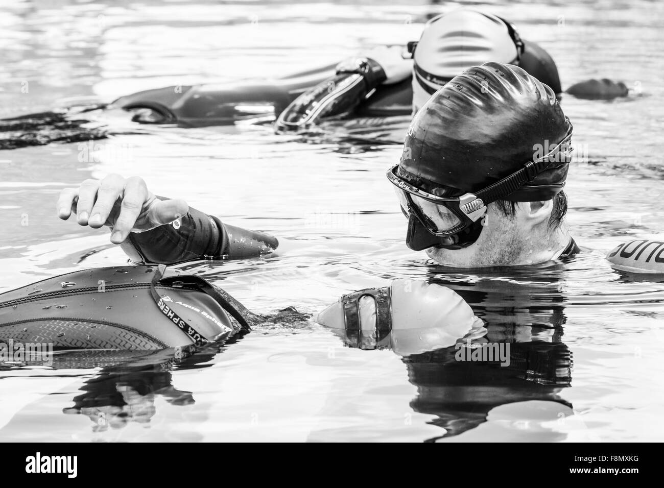 MONTREAL, circa giugno 2014 - Due calde giornate di primavera di Freediving concorrenza a Jean-Drapeau 50m Piscina olimpionica outdoor. Freediver fare Foto Stock