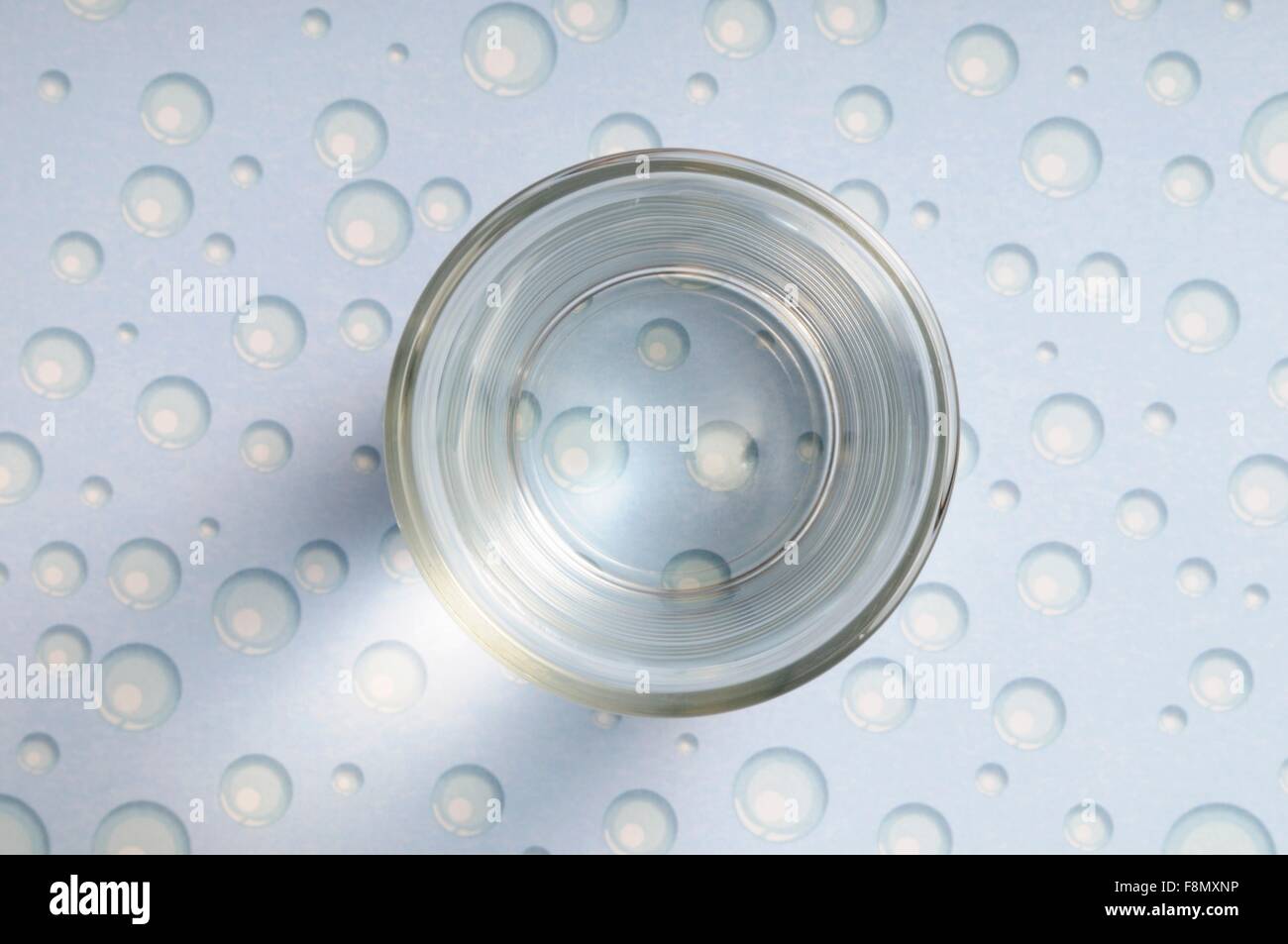 Un bicchiere di acqua Foto Stock