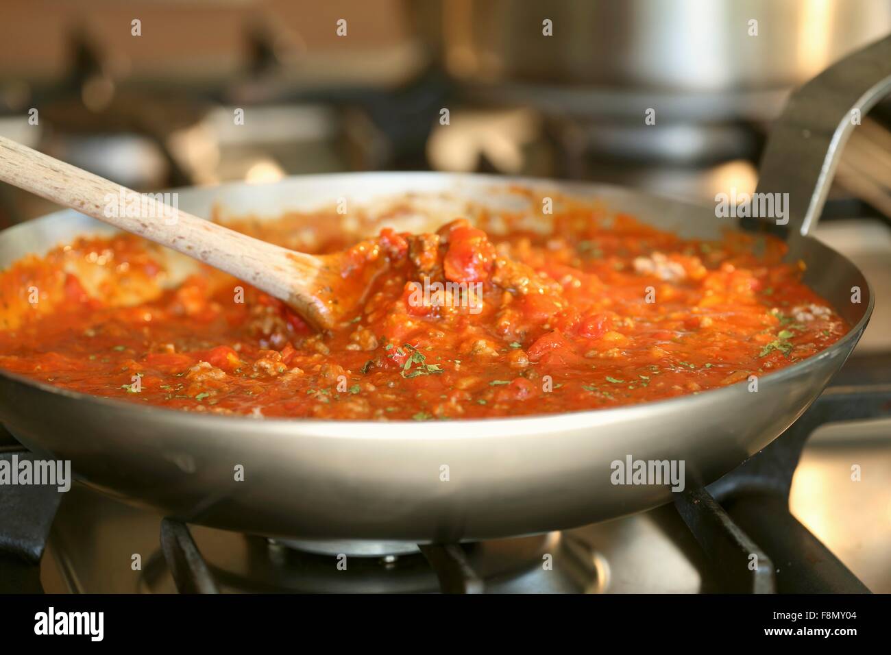 Il ragù alla bolognese essendo realizzati Foto Stock
