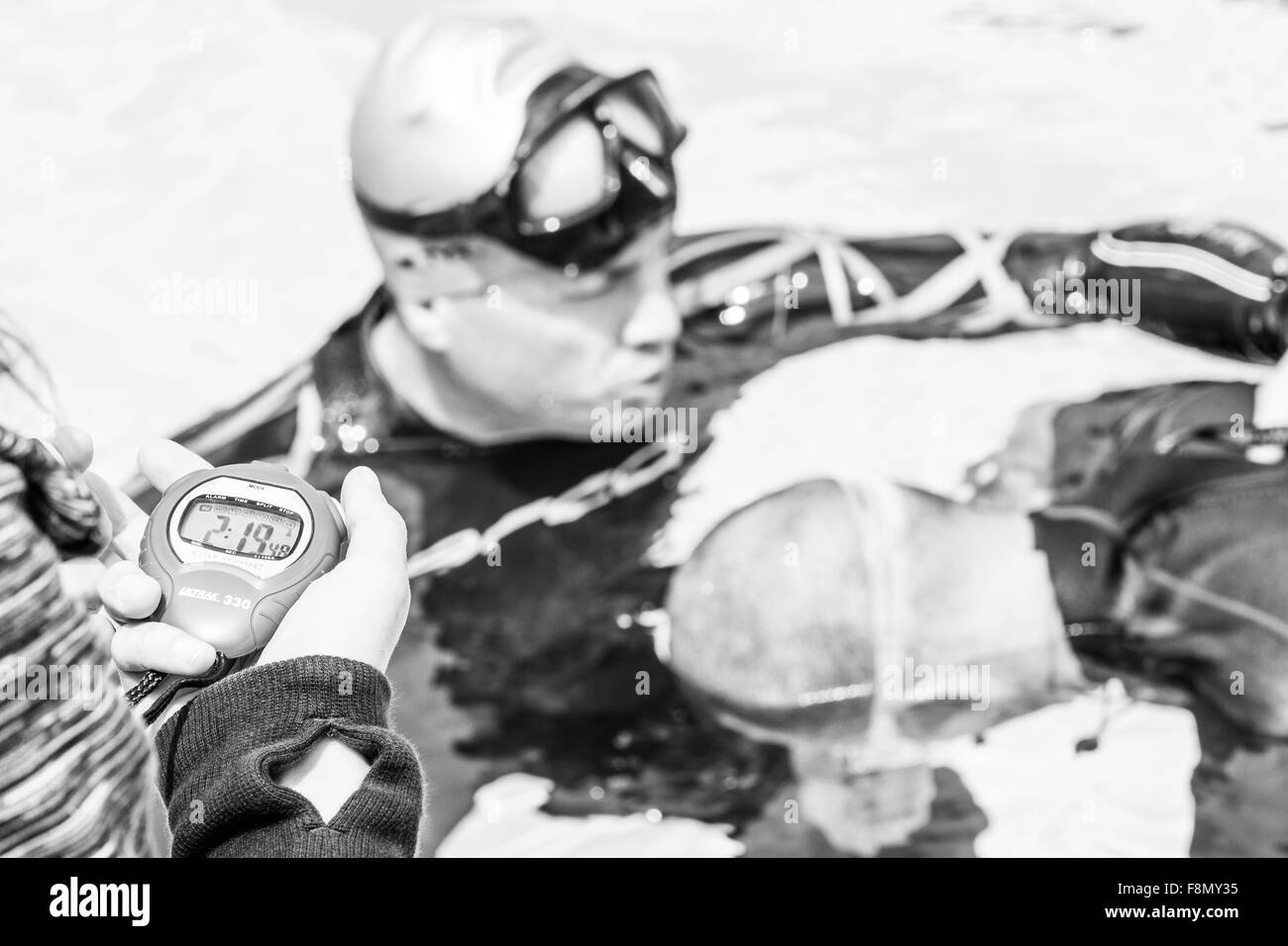 MONTREAL, circa giugno 2014 - Due calde giornate di primavera di Freediving concorrenza a Jean-Drapeau 50m Piscina olimpionica outdoor. Freediver fare Foto Stock