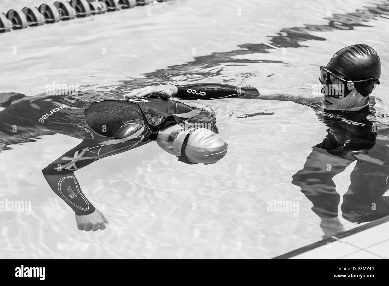 MONTREAL, circa giugno 2014 - Due calde giornate di primavera di Freediving concorrenza a Jean-Drapeau 50m Piscina olimpionica outdoor. Freediver fare Foto Stock