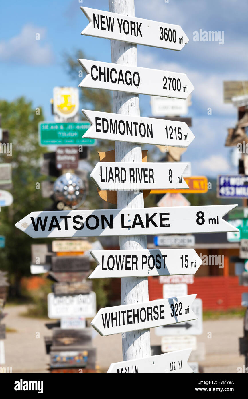 Il segno posto foresta a Watson Lago, lungo l'autostrada Alaska, Yukon Territory, Canada Foto Stock