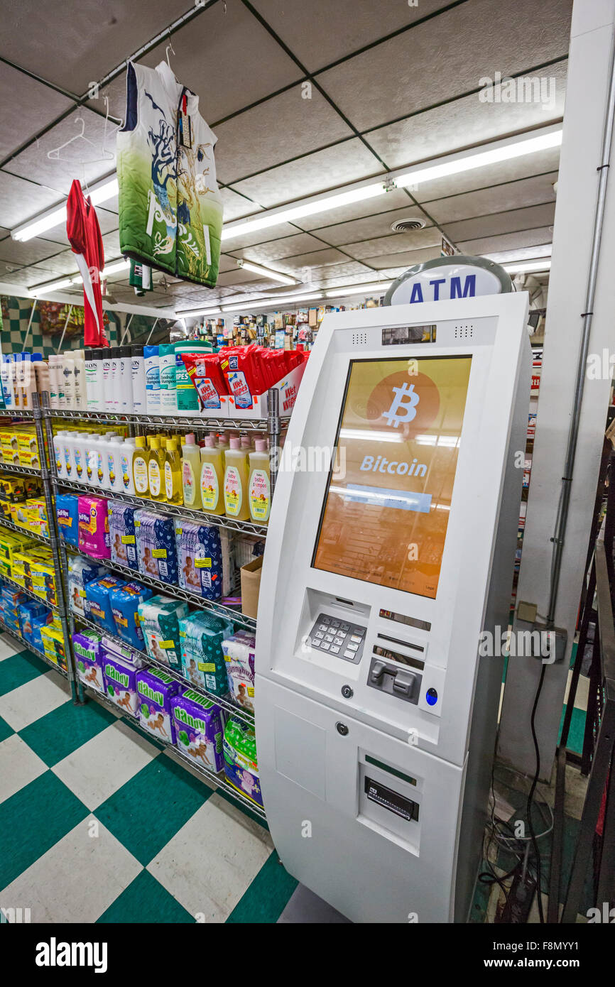 Detroit, Michigan - Un Bitcoin ATM accanto a pannolini e shampoo a Timmy il mercato, un angolo convenience store. Foto Stock