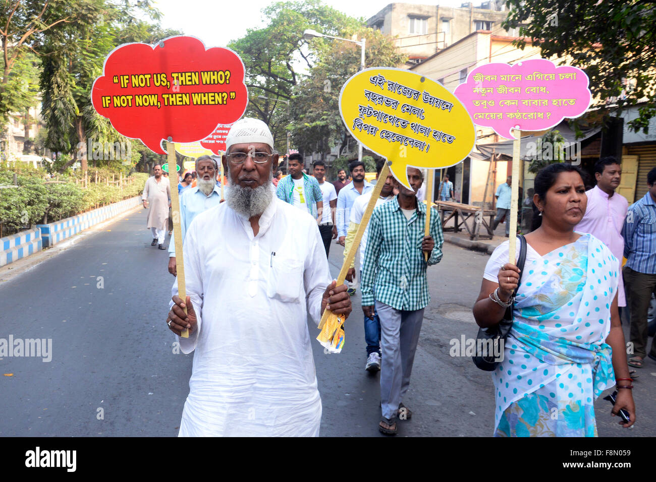 Kolkata, India. Decimo Dec, 2015. WBPCC sui Diritti Umani organizzato di cella un colorato rally da Bidhan Bhawan a ParK Cirus ad osservare il diritto umano al giorno. Questo rally è quello di far crescere la consapevolezza tra la popolazione generale attraverso il divertimento sono costituiti da baul cantanti, chou performance di danza, prestazioni di banda, street dramma, santhal danza. Credito: Saikat Paolo/Pacific Press/Alamy Live News Foto Stock