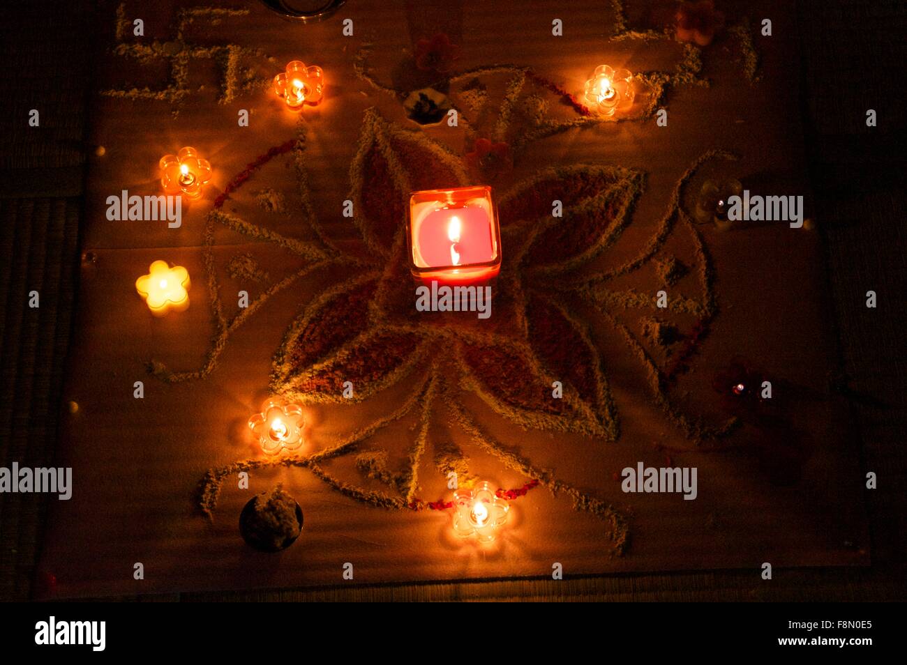 Uomo indiano adorare a casa con il Diwali candele Foto Stock