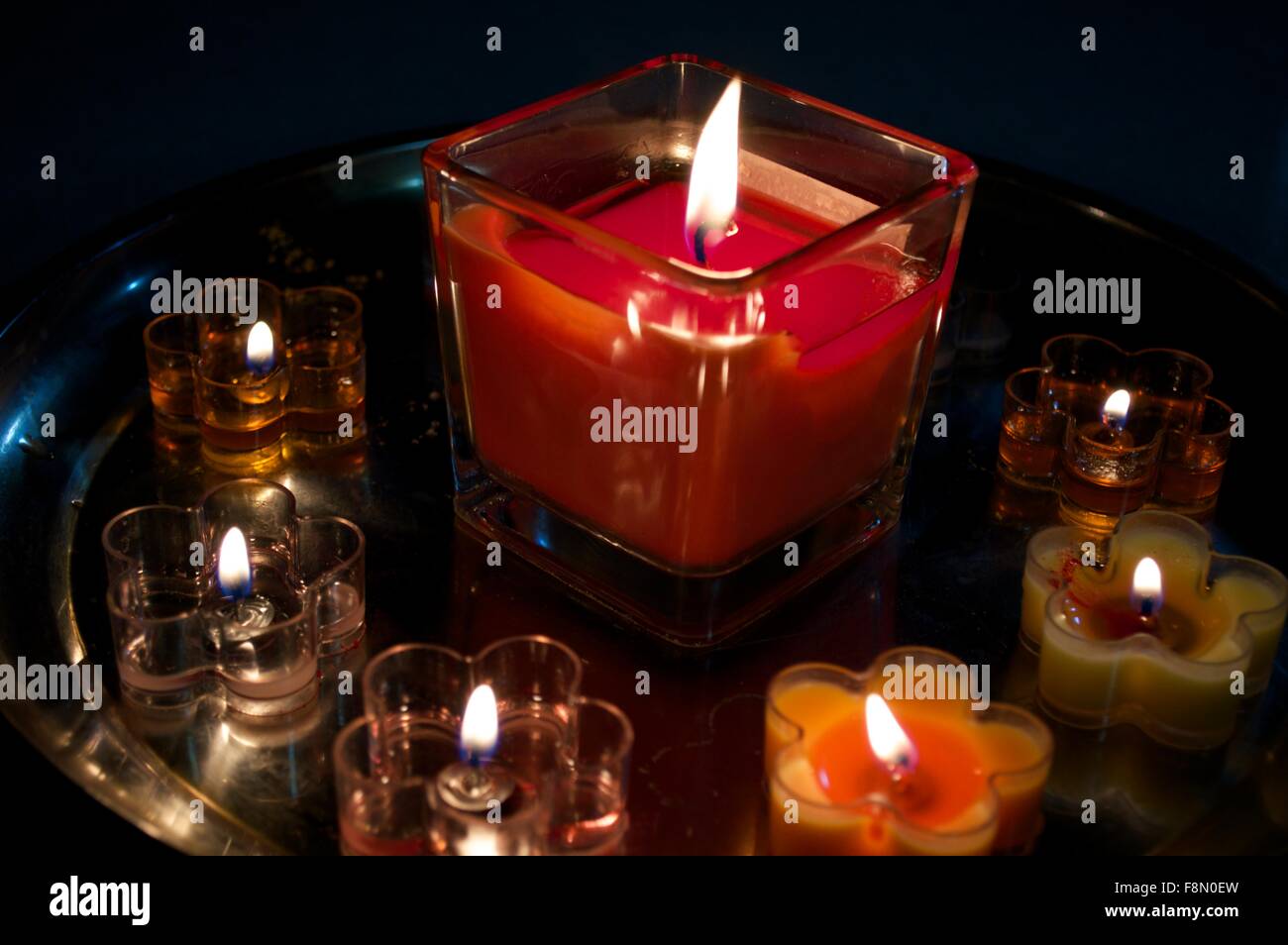 Uomo indiano adorare a casa con il Diwali candele Foto Stock