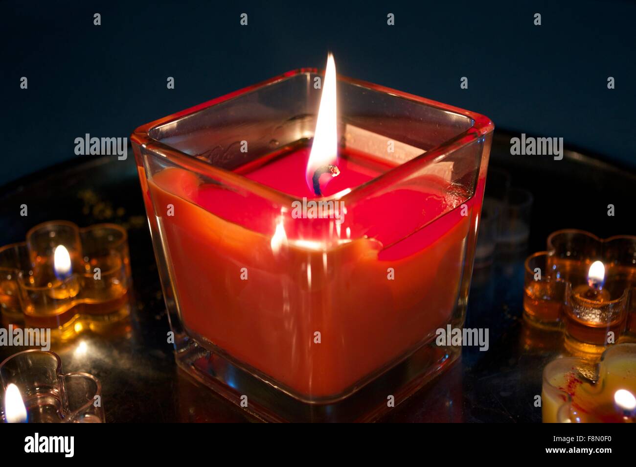 Uomo indiano adorare a casa con il Diwali candele Foto Stock