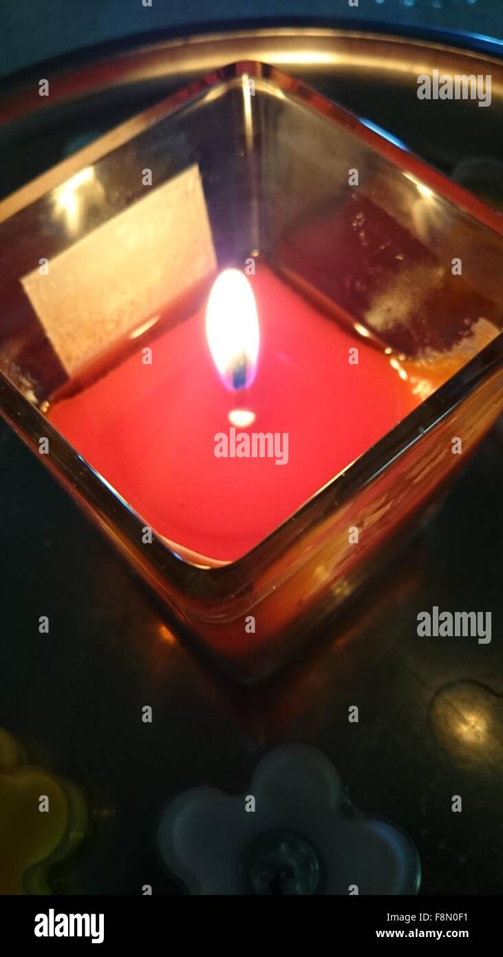 Uomo indiano adorare a casa con il Diwali candele Foto Stock