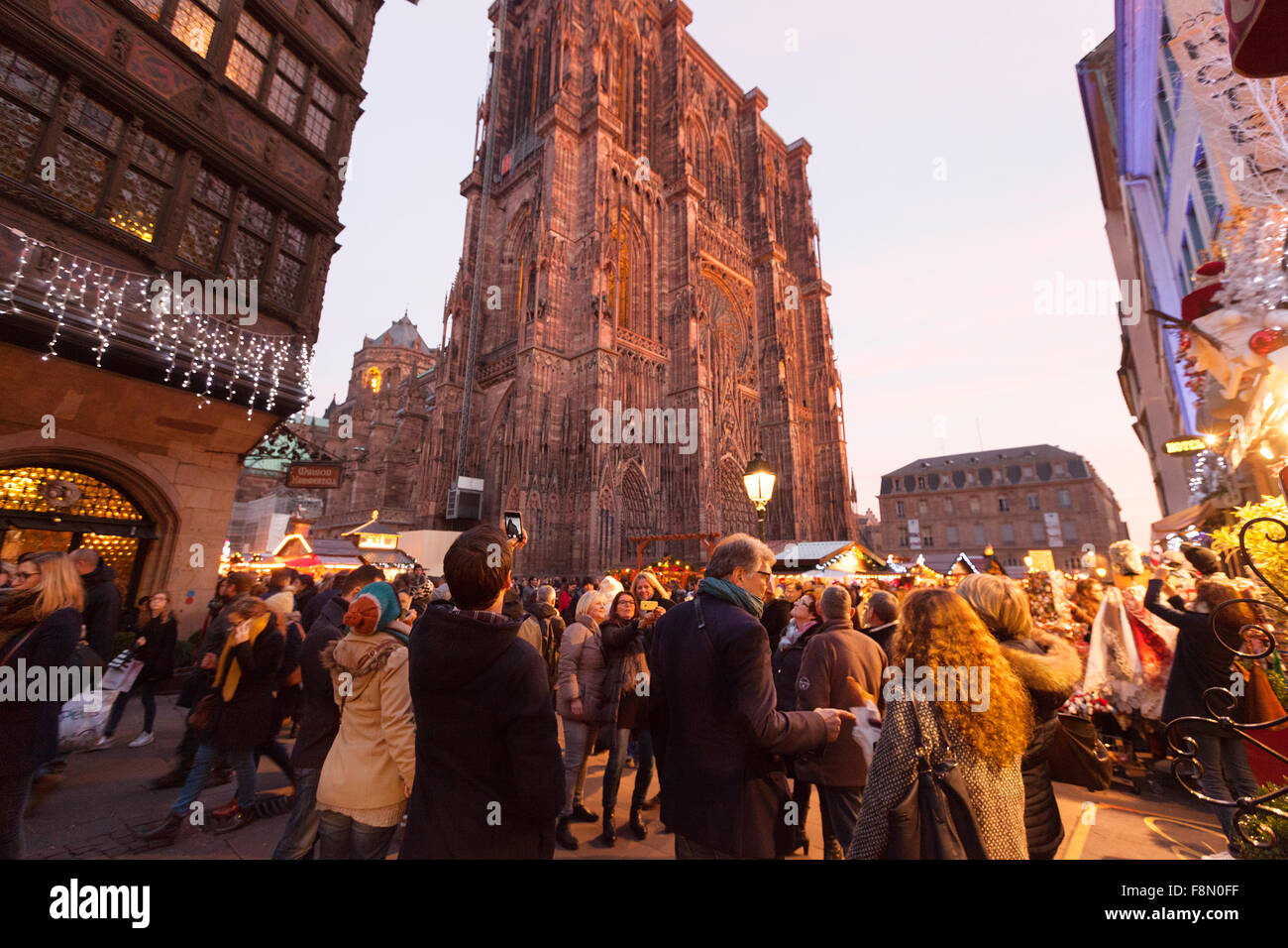 Una folla di persone al mercato di Natale intorno alla cattedrale di Strasburgo, Strasburgo, Alsace Francia Europa Foto Stock