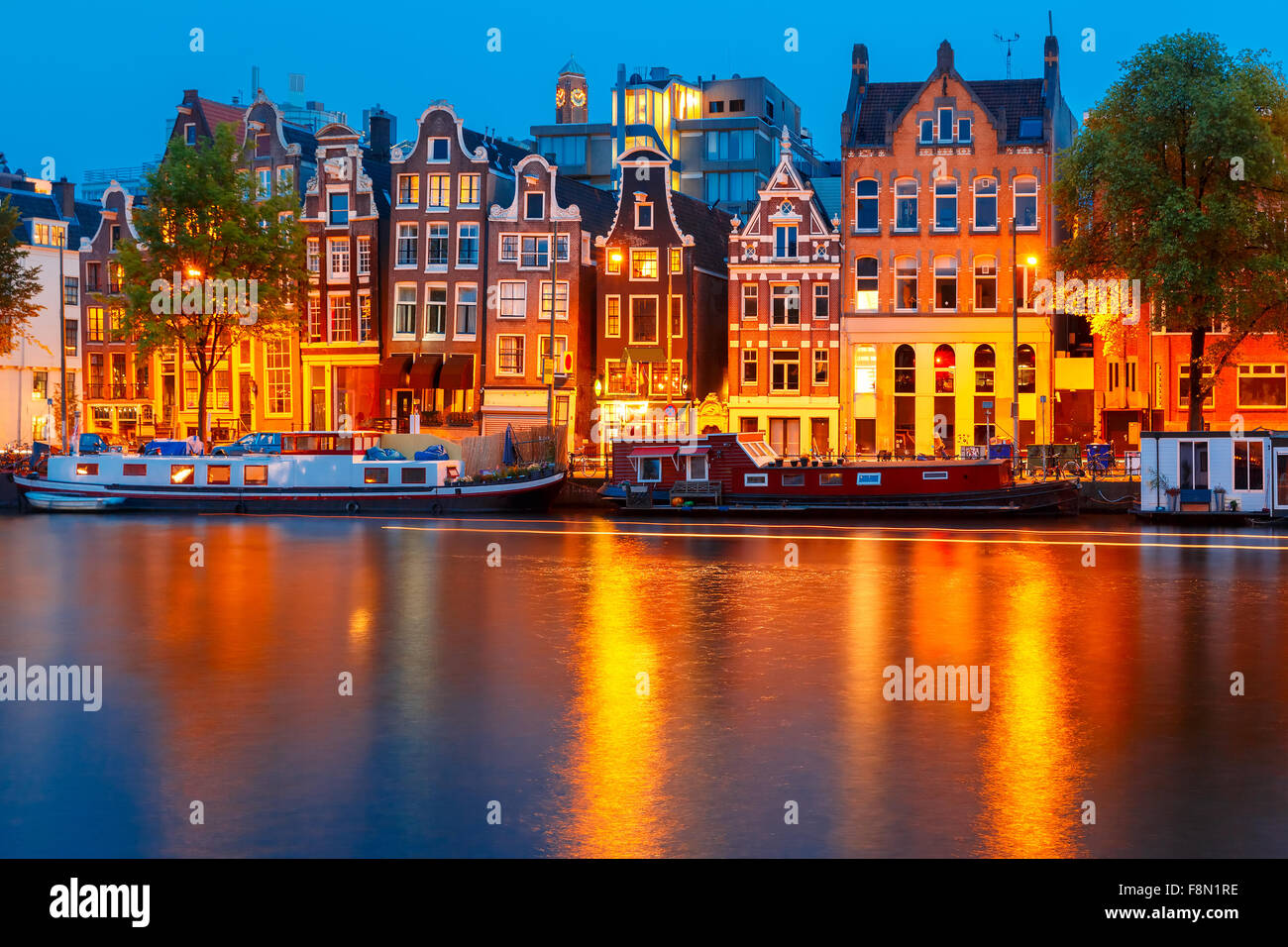 Notte Vista sulla città di Amsterdam canal Foto Stock