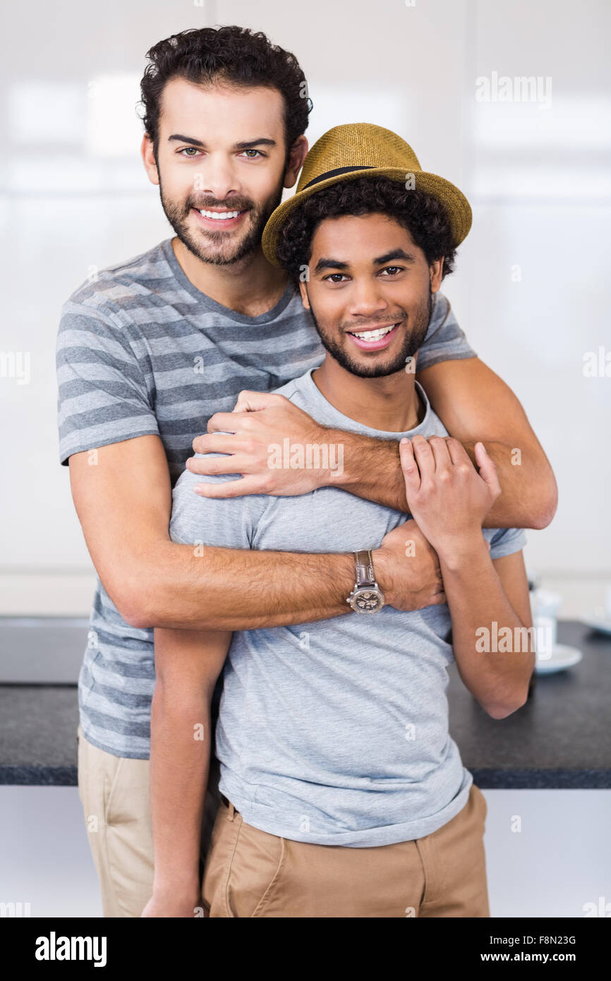 Felice coppia gay avvolgente Foto Stock