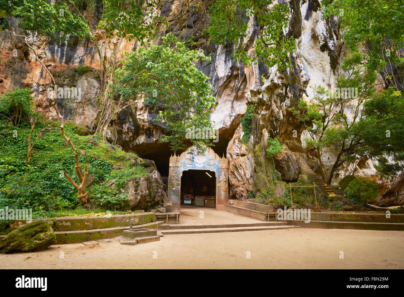 Thailandia - Phang Nga, Wat Suwan Kuha tempio nella grotta, l'ingresso alla grotta Foto Stock