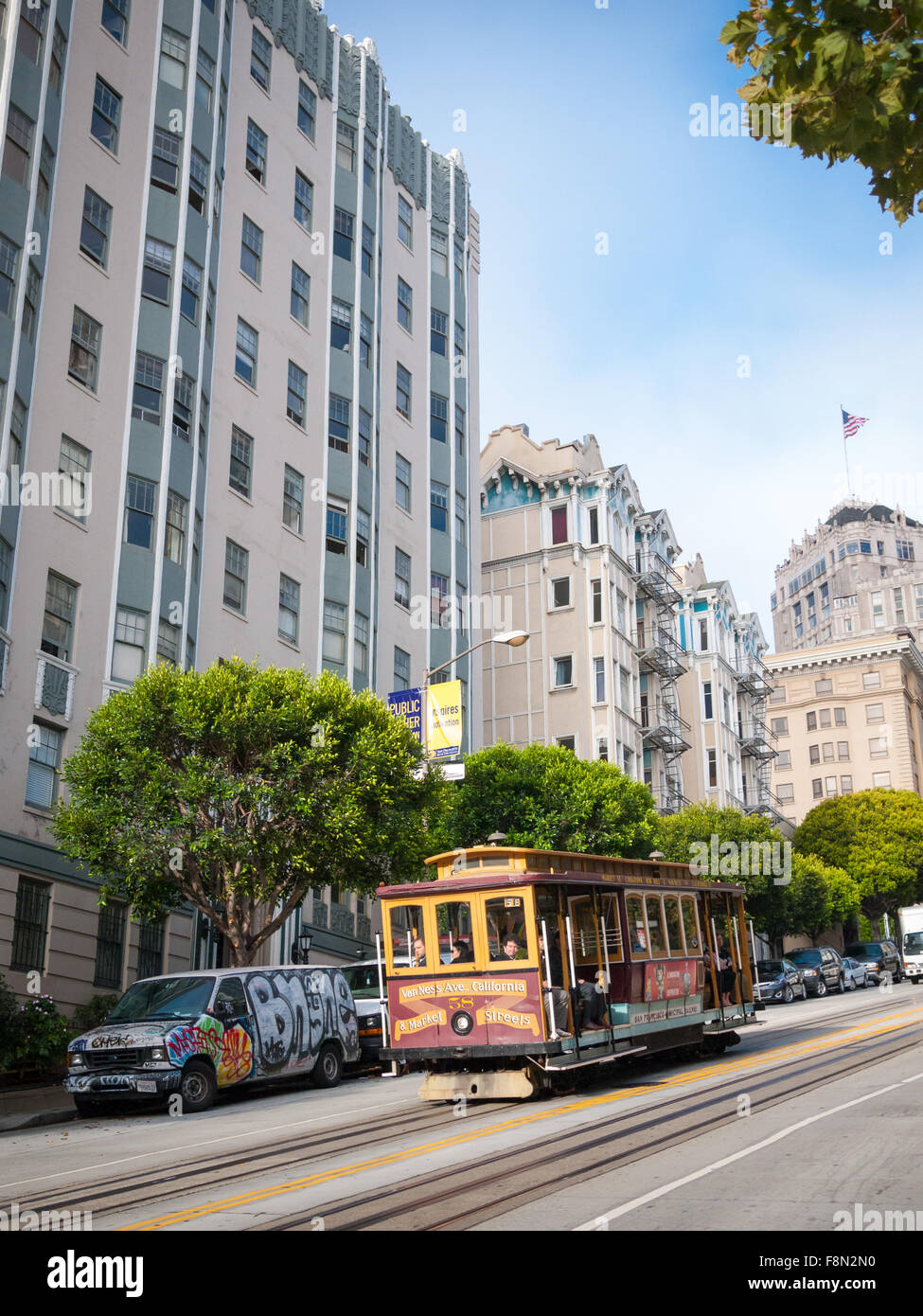 Una vista della California Street cable car si sta spostando verso il basso ripida Nob Hill su California Street di San Francisco, California. Foto Stock
