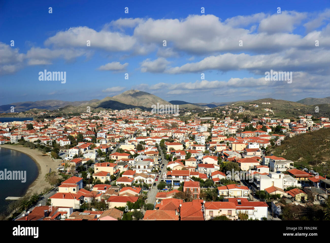 Alta vantage point colpo di Mirina periferie cittadine. Nuovo sobborgo Madytos in primo piano. Lemnos, Limnos, Grecia Foto Stock