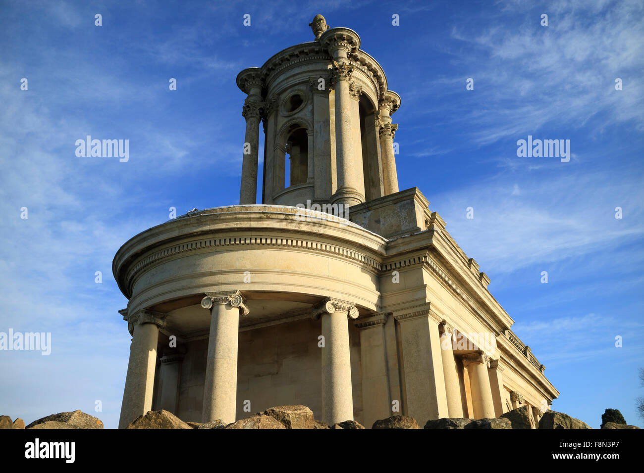 Normanton Chiesa, Rutland visitatore acqua e i matrimoni visto da un angolo basso. Foto Stock