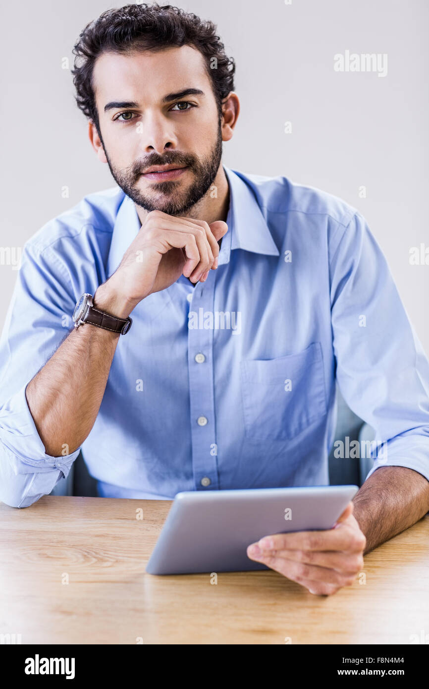 Uomo bello holding tablet Foto Stock