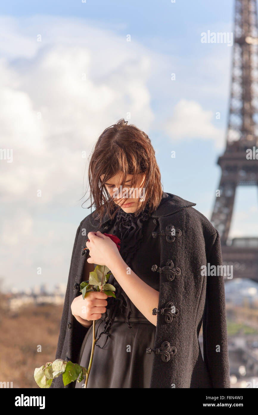 Donna francese con una rosa Foto Stock