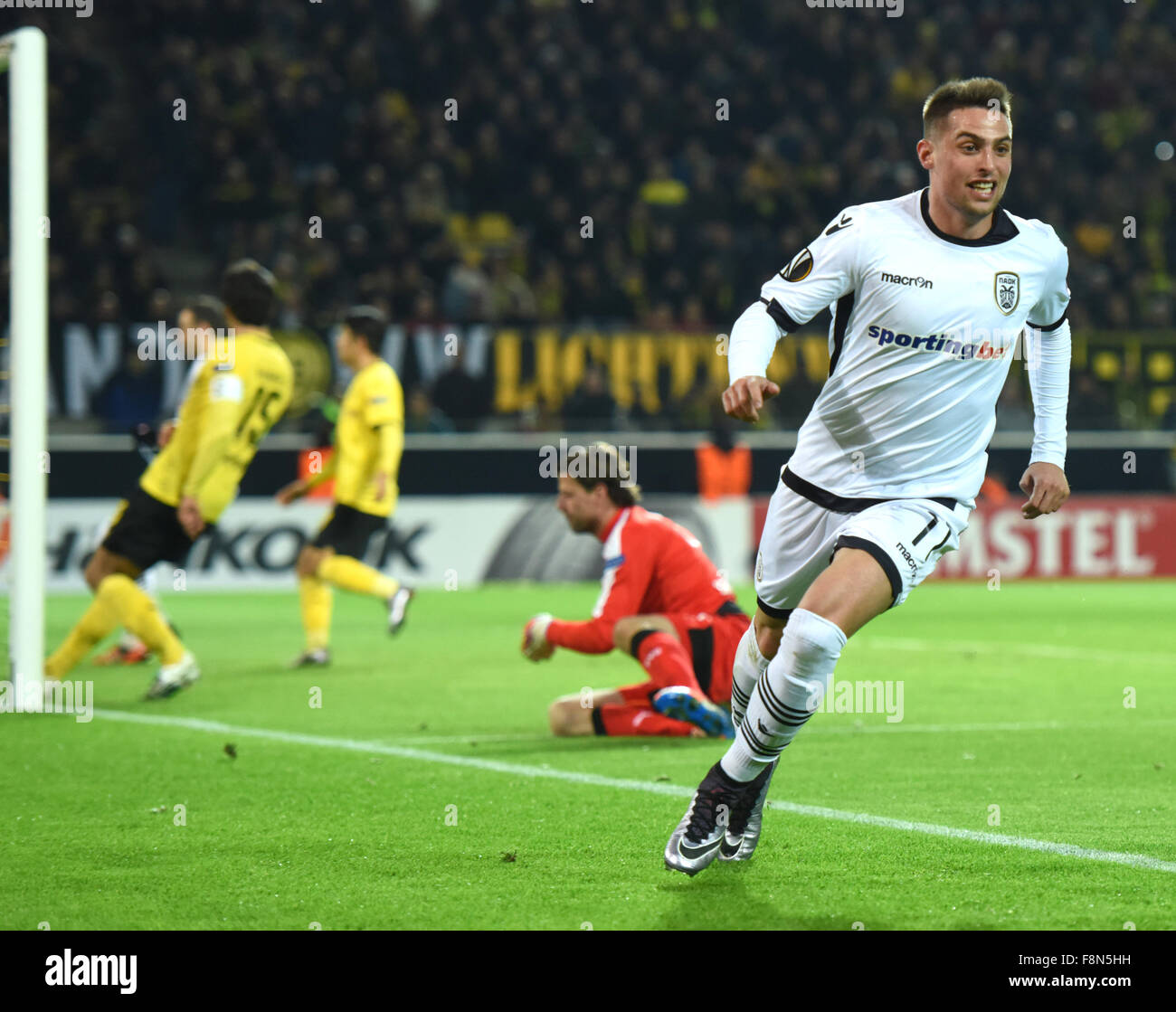 Dortmund, Germania. Decimo Dec, 2015. PAOK Robert Mak (r) festeggia dopo l obiettivo a 0:1 durante l'Europa League Gruppo C partita di calcio tra Borussia Dortmund e PAOK FC al Signal Iduna Park di Dortmund, Germania, 10 dicembre 2015. Foto: BERND THISSEN/DPA/Alamy Live News Foto Stock