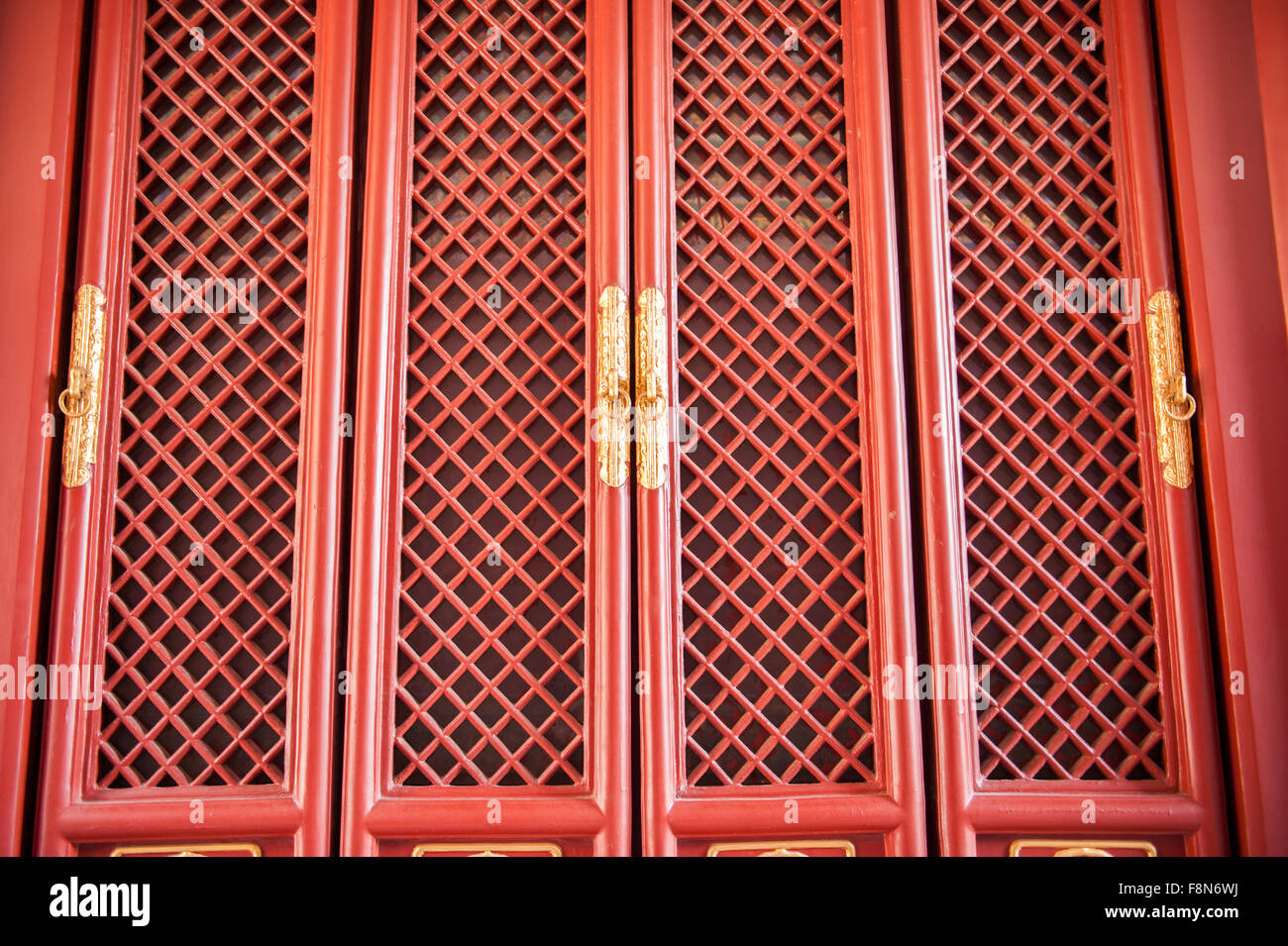 Otturatore rossa porte con le maniglie in oro in Asia Foto Stock