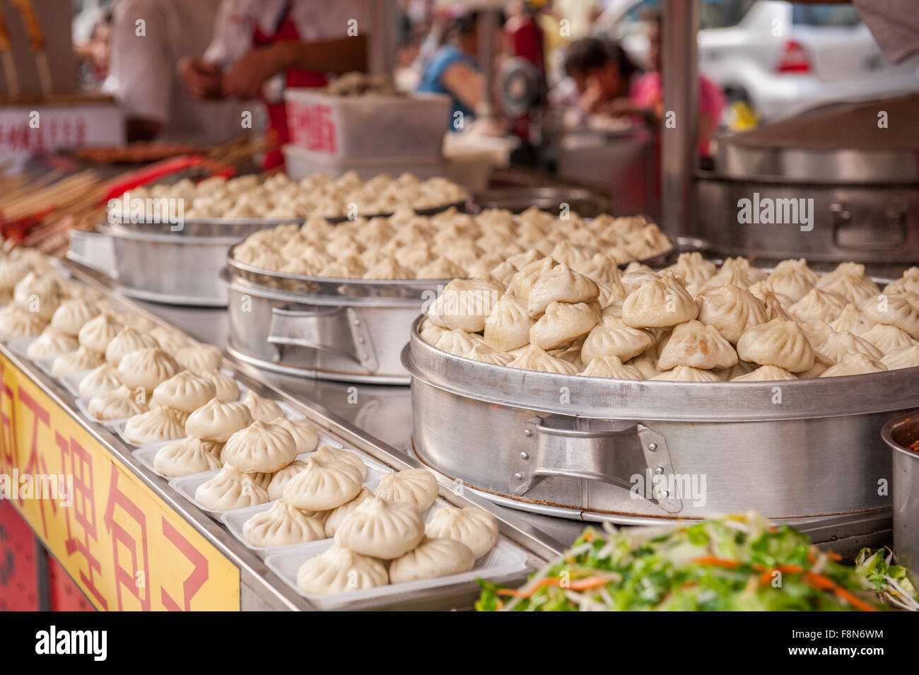 Tradizionali asiatici gnocchi di patate sul display al mercato Foto Stock