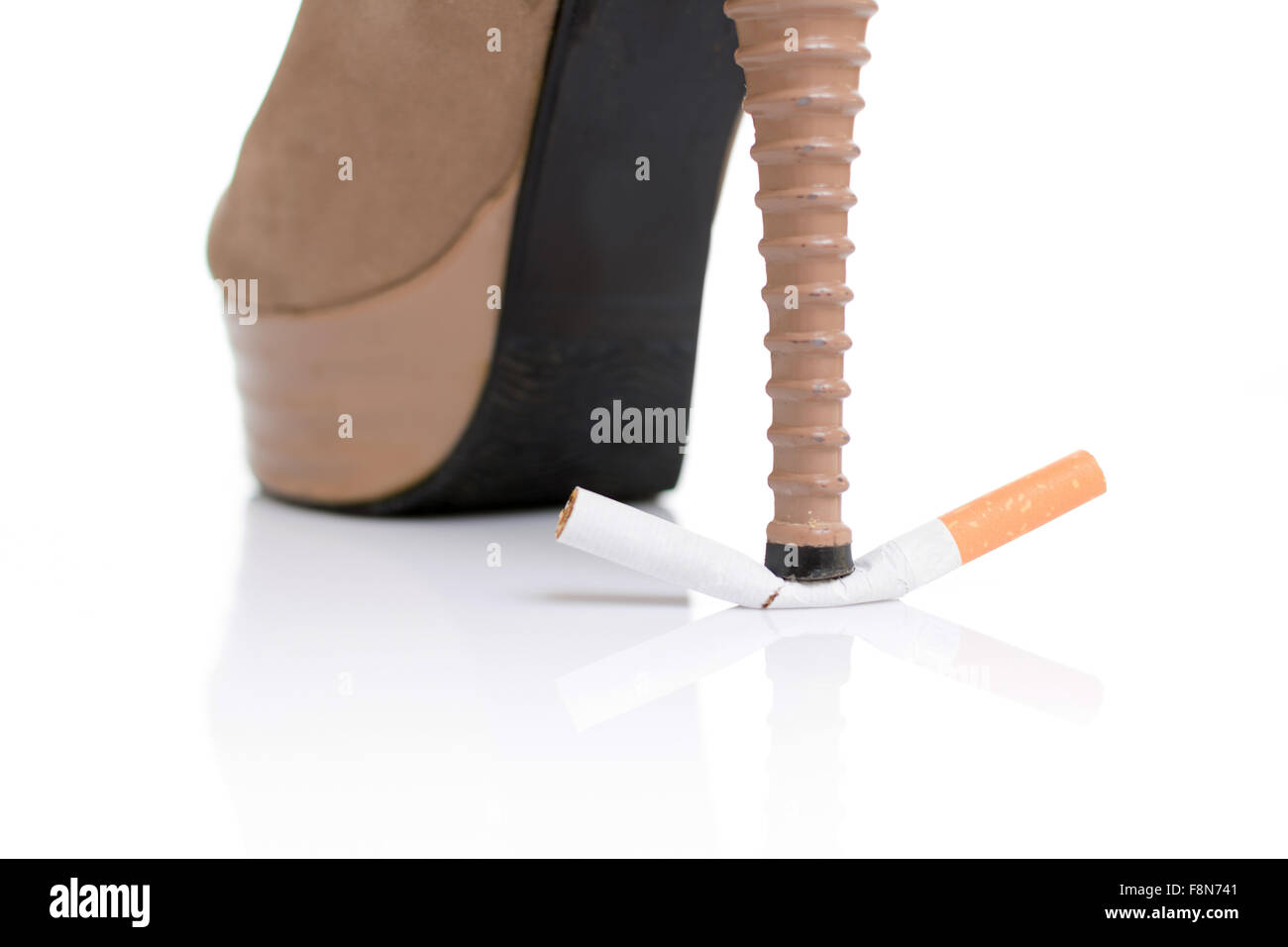 Calzatura donna o tacco pausa sigaretta su sfondo bianco Foto Stock