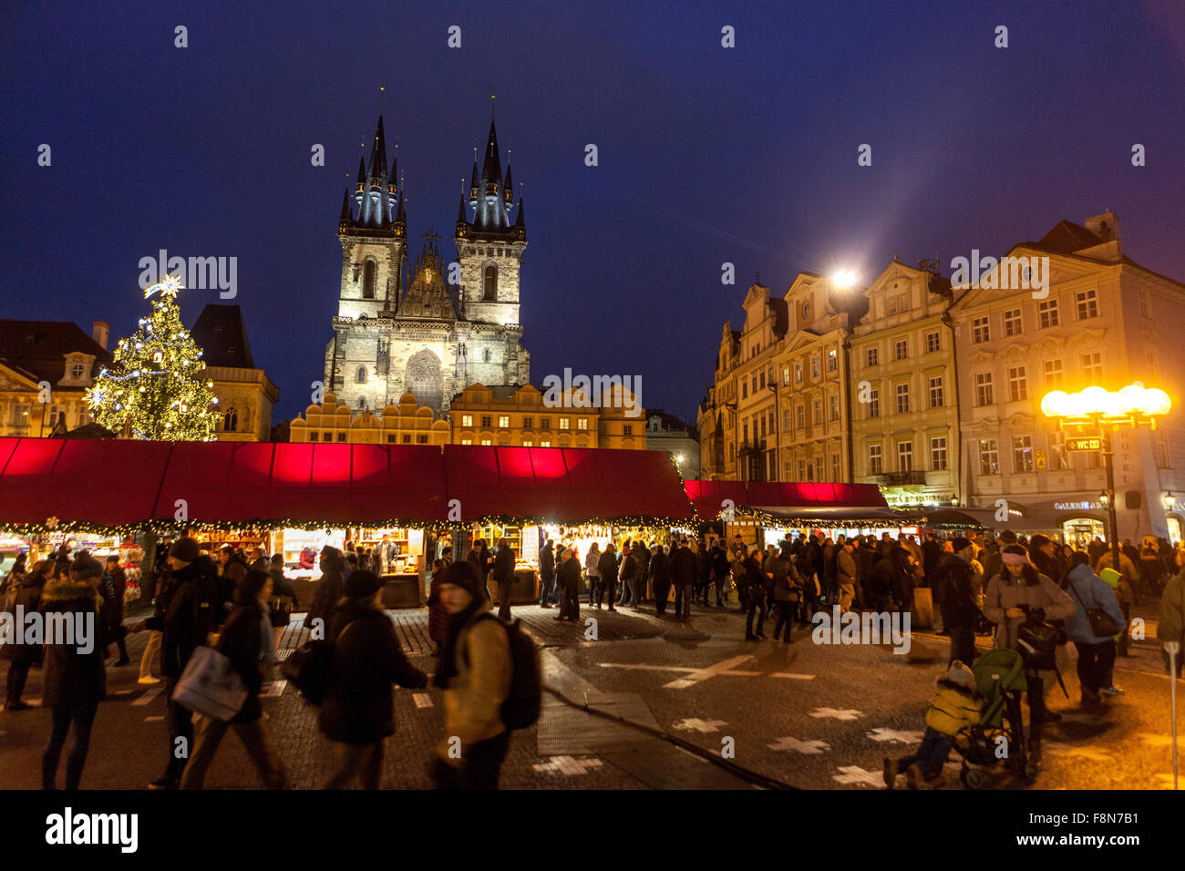 Piazza della Città Vecchia Praga Mercatino di Natale Praga, Repubblica Ceca mercati tradizionali gente shopping Europa Foto Stock