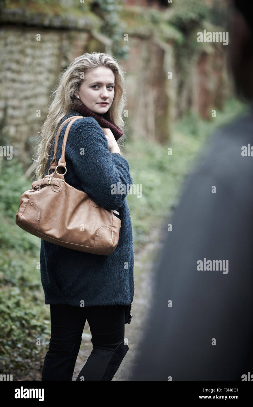 Giovane donna si senta minacciato come Lei cammina Home Foto Stock