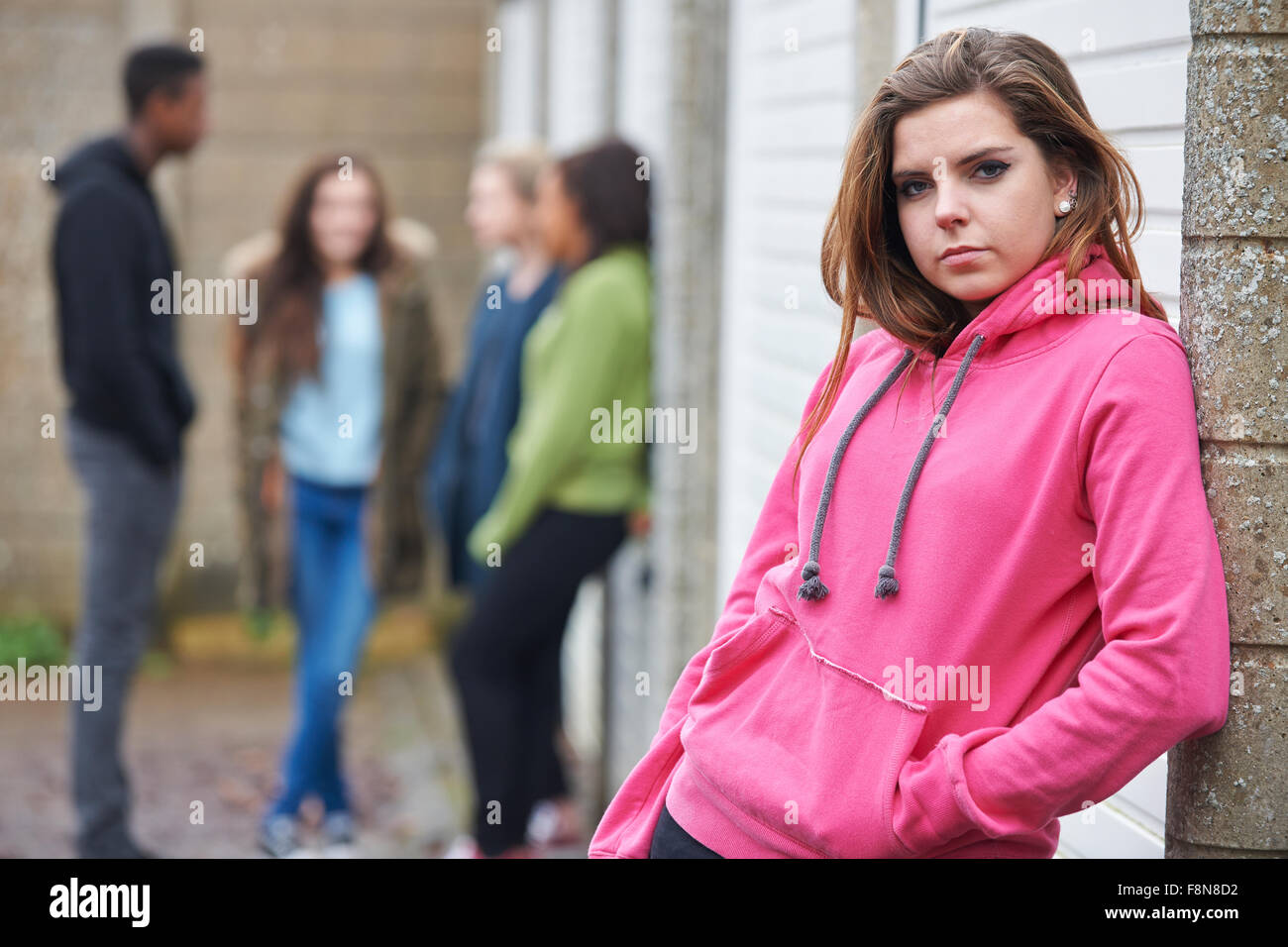 Pista di adolescenti appendere fuori in ambiente urbano Foto Stock