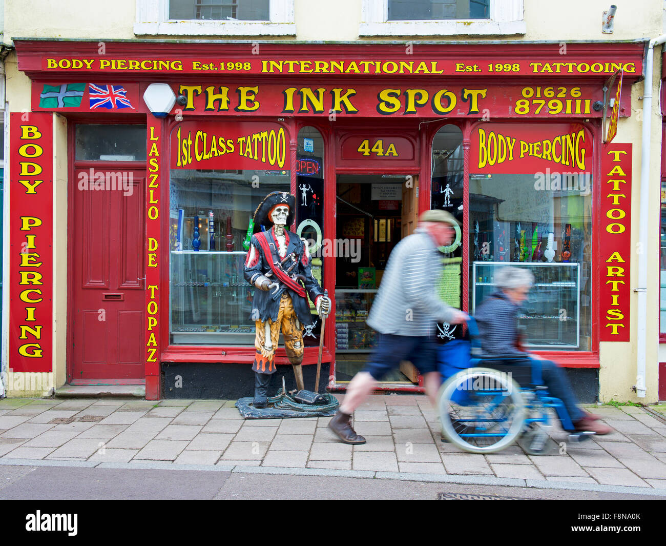 La macchia di inchiostro, tatuaggi e piercing shop, Teignmouth, Devon, Inghilterra, Regno Unito Foto Stock