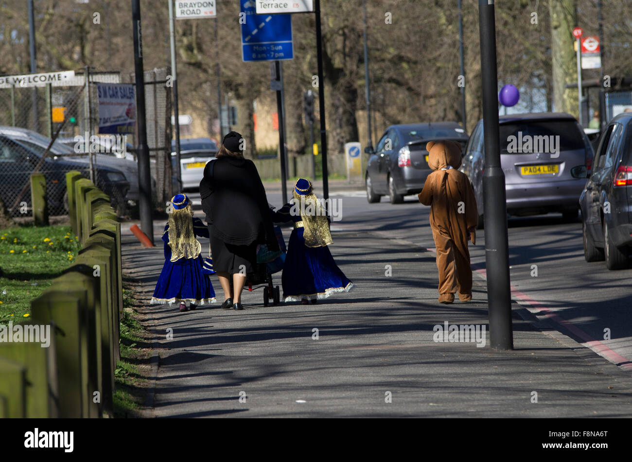 Purim 2015 a Stamford Hill, London il più grande Hasidic comunità ebraica in Europa, con i bambini e i giovani in costume Foto Stock Purim 2015 a Stamford Hill, London il più grande Hasidic comunità ebraica in Europa, con i bambini e i giovani in costume Foto Stock