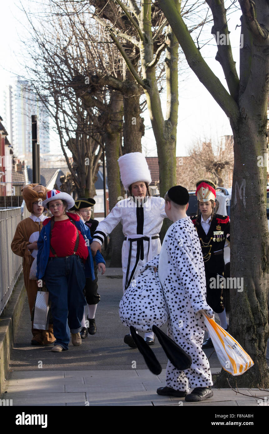 Purim 2015 a Stamford Hill, London il più grande Hasidic comunità ebraica in Europa, con i bambini e i giovani in costume Foto Stock Purim 2015 a Stamford Hill, London il più grande Hasidic comunità ebraica in Europa, con i bambini e i giovani in costume Foto Stock
