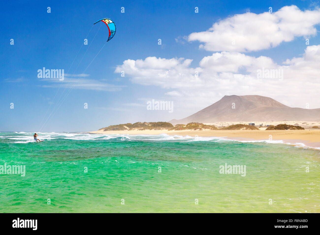 Il kitesurfing presso la spiaggia vicino a Corralejo, isola di Fuerteventura, Isole Canarie, Spagna, Foto Stock