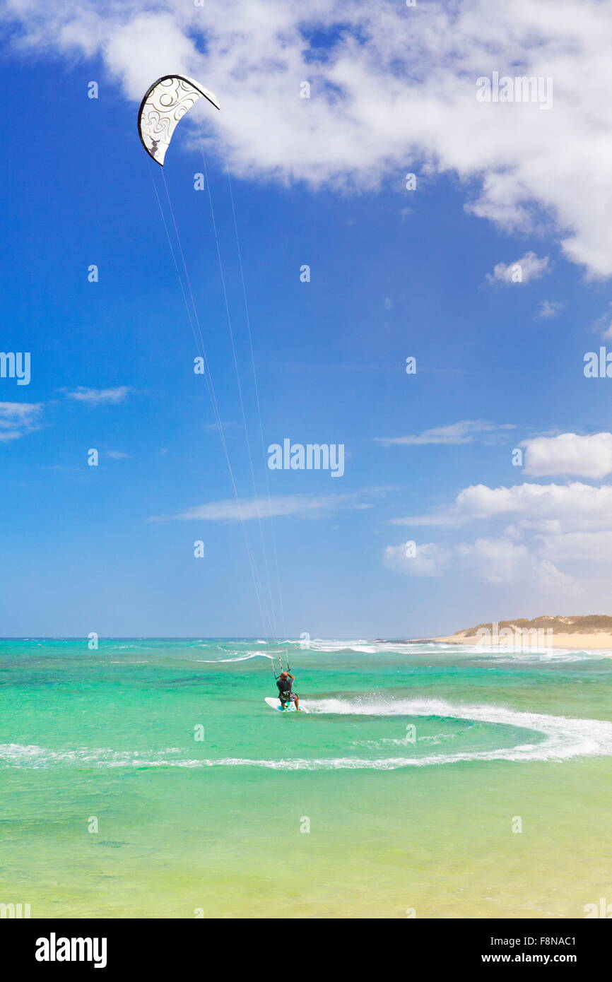 Il kitesurfing presso la spiaggia sull isola di Fuerteventura, vicino a Corralejo, Isole Canarie, Spagna Foto Stock