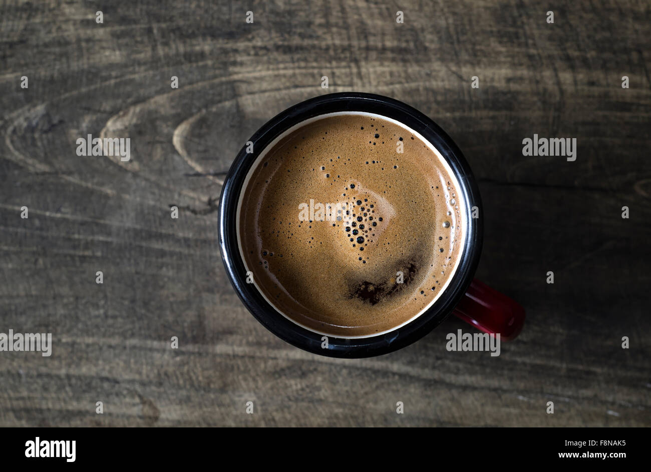 Tazza di caffè vista dall'alto sul tavolo di legno sfondo Foto Stock
