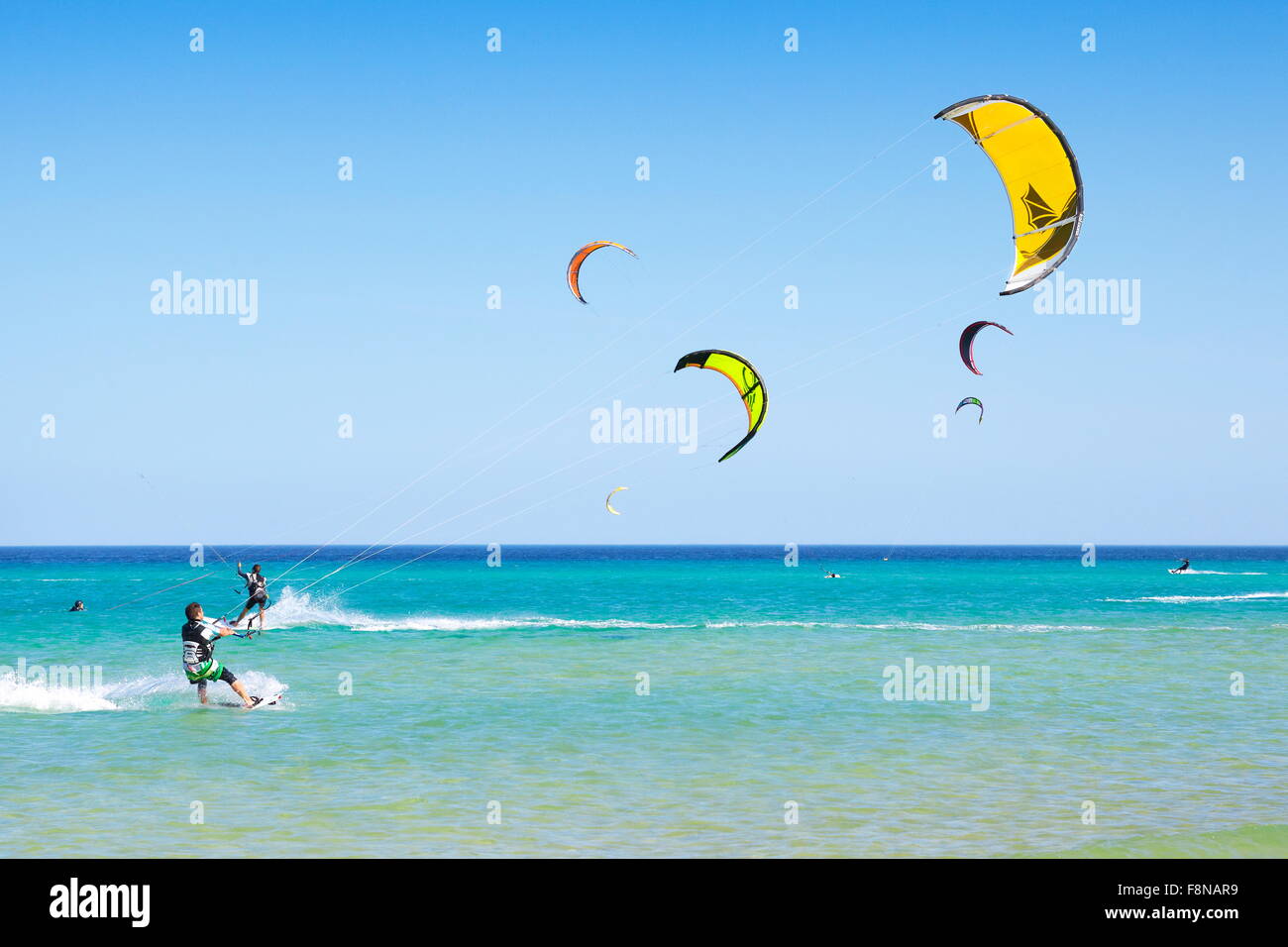 Isole Canarie Fuerteventura Island, kitesurf presso la spiaggia vicino a Costa Calma, Spagna Foto Stock