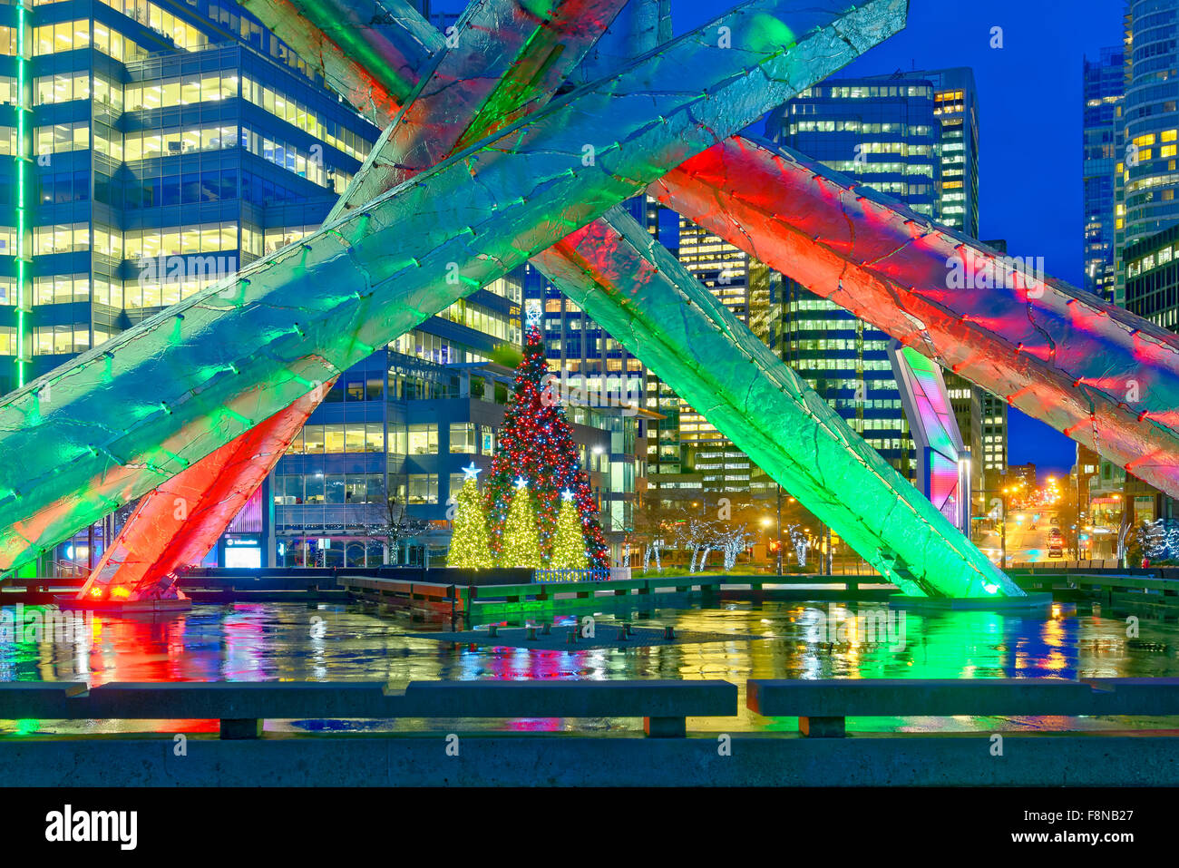 Calderone olimpico e alberi di Natale, Jack Poole Plaza, Vancouver, British Columbia, Canada. Foto Stock