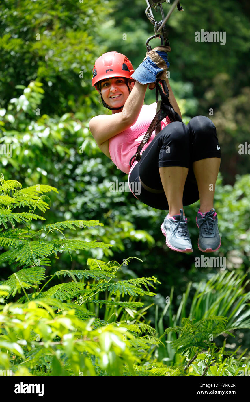 Donna sulla linea di zip, Ecoquest Avventure & Tours, Hacienda Campo Rico, Carolina, Puerto Rico Foto Stock