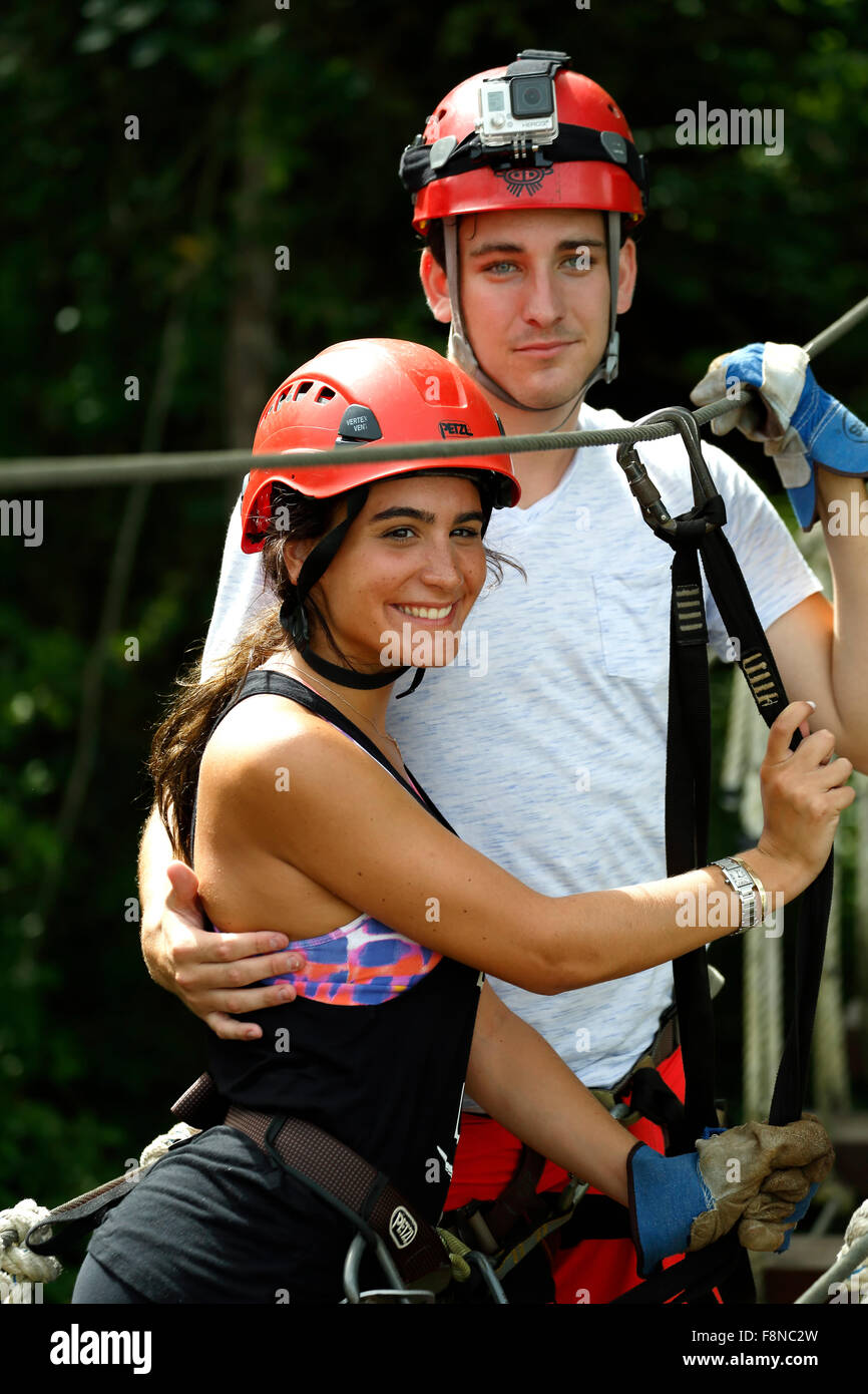 Coppia in sospeso ponte tettoia, Ecoquest Avventure & Tours, Hacienda Campo Rico, Carolina, Puerto Rico Foto Stock