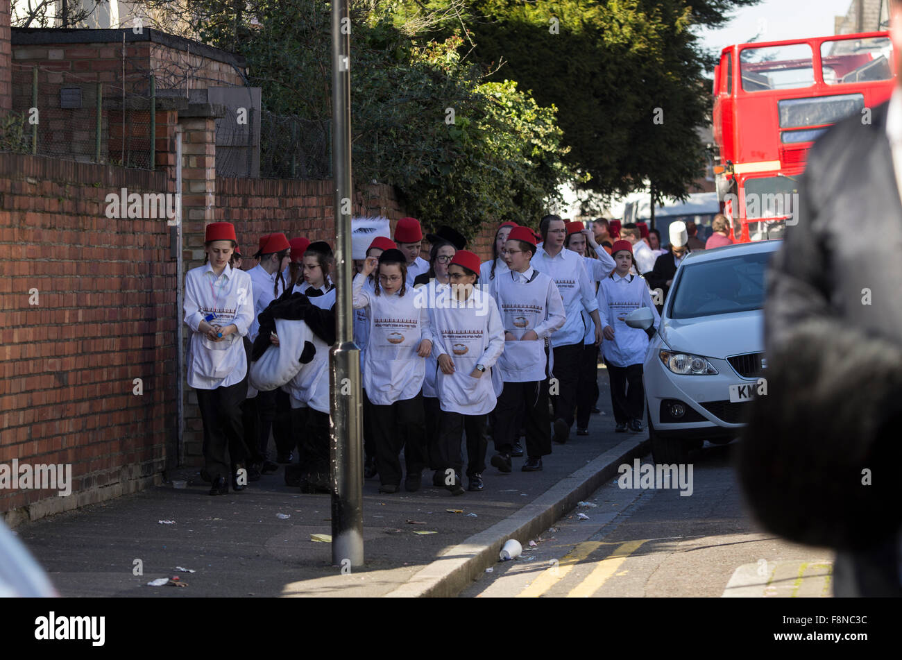Purim 2015 a Stamford Hill, London il più grande Hasidic comunità ebraica in Europa, con i bambini e i giovani in costume Foto Stock Purim 2015 a Stamford Hill, London il più grande Hasidic comunità ebraica in Europa, con i bambini e i giovani in costume Foto Stock
