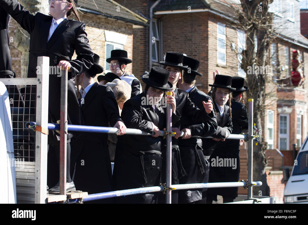 Purim 2015 a Stamford Hill, London il più grande Hasidic comunità ebraica in Europa, con i bambini e i giovani in costume Foto Stock Purim 2015 a Stamford Hill, London il più grande Hasidic comunità ebraica in Europa, con i bambini e i giovani in costume Foto Stock
