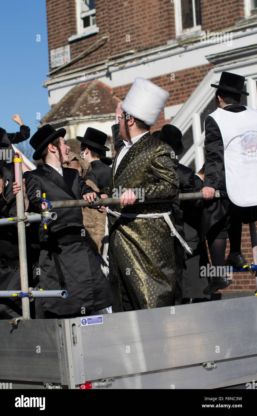 Purim 2015 a Stamford Hill, London il più grande Hasidic comunità ebraica in Europa, con i bambini e i giovani in costume Foto Stock Purim 2015 a Stamford Hill, London il più grande Hasidic comunità ebraica in Europa, con i bambini e i giovani in costume Foto Stock
