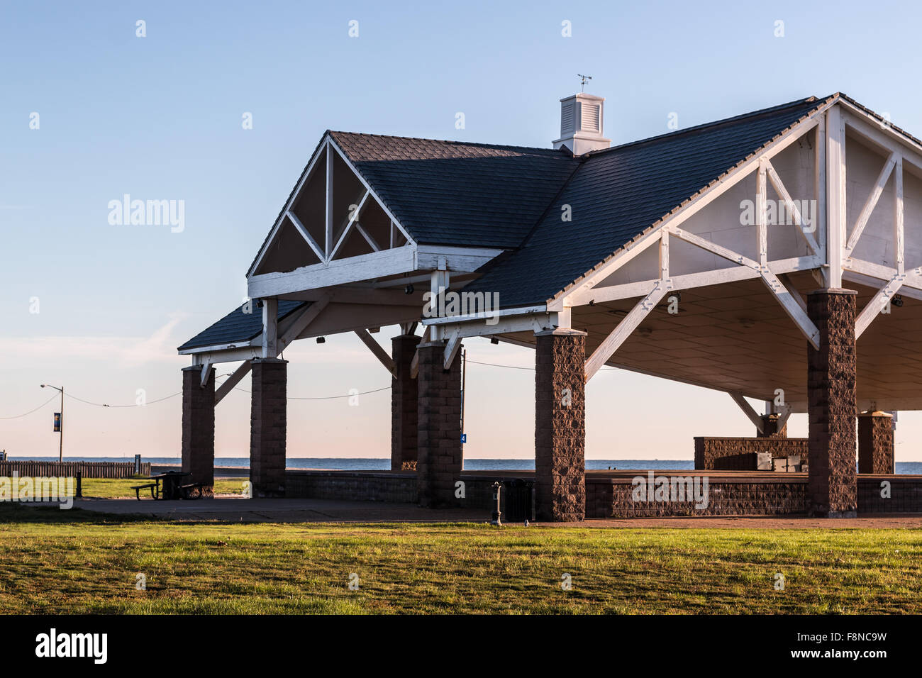 Il padiglione nella luce del mattino a Buckroe Beach in Hampton, Virginia. Foto Stock