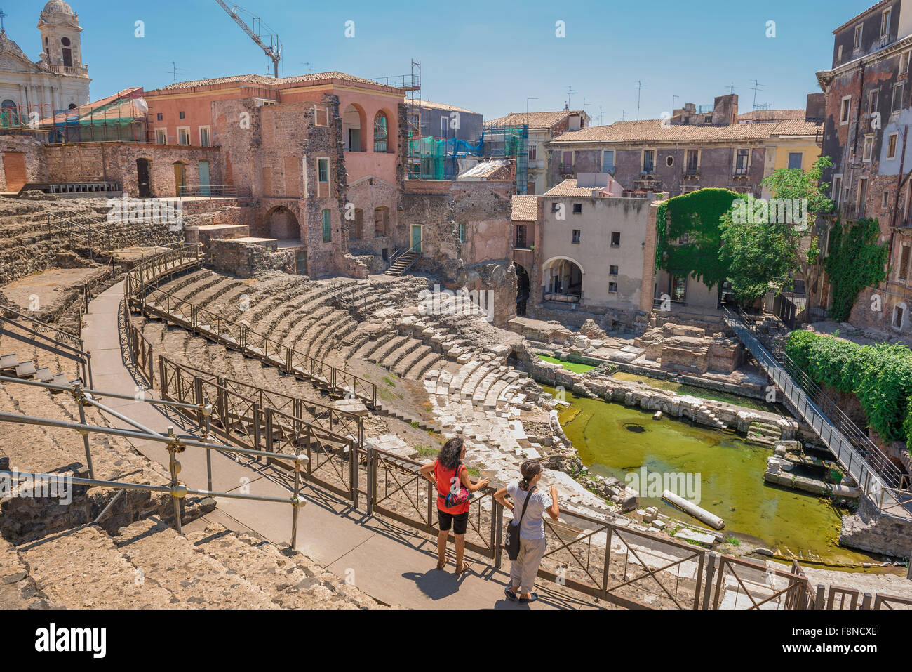 Catania teatro romano, vista posteriore di due donne turisti in un antico teatro romano, il Teatro Romano, nel centro della città di Catania, in Sicilia. Foto Stock