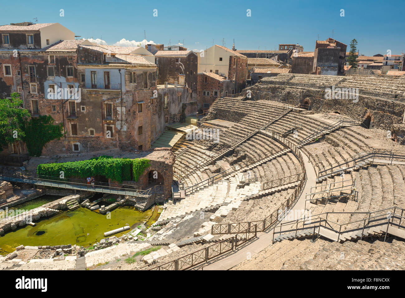 Teatro romano di Catania, vista dell'antico teatro romano, il Teatro Romano,  nel centro storico della città di Catania, in Sicilia Foto stock - Alamy